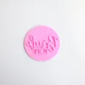 Tampon à biscuits en acrylique rose avec Bride to be, idéal pour la pâtisserie de mariage. - Style P (2510) / 1 Pièce