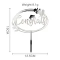 Detalle del topper de tarta de graduación de acrílico con 15 cm de alto y 12.5 cm de ancho. - Plateado