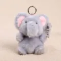 Simpatico portachiavi elefante di peluche grigio con orecchie rosa e anello metallico. - Piccolo elefante