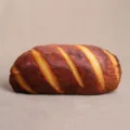 Dettaglio in primo piano della realistica struttura in tessuto del cuscino di pane. - Cuscino di Pane Tostato / 30cm