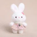 Portachiavi con coniglietto di peluche bianco e gonna in tweed rosa, ciondolo borsa soffice. - Portachiavi in peluche coniglietto con collana di perle - Rosa