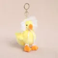 Gelber Pluesch Ente Schluesselanhaenger mit weisser Haube und Schleife als Taschenanhaenger. - Elegante Gans - Gelb