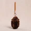 Süßer brauner Plüschtier Schlüsselanhänger mit flauschiger Textur und tollem Goldseil. - Seegurken-Schlüsselanhänger / 13cm Version
