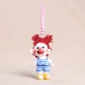 Portachiavi in peluche con capelli ricci rossi e salopette blu, stile carino e divertente. - Rosso