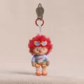 Simpatico portachiavi con bambola di peluche riccia e ciondolo borsa con belle lentiggini. - Rosso