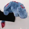 Simpatico drago di peluche blu con ali rosa metallizzate, morbido peluche giocattolo per bambini. - Circa 70 cm / Draghetto sdraiato - blu