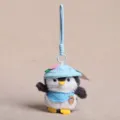 Süßer Cartoon Pinguin Plüschtier Schlüsselanhänger, blaue Mütze und Lätzchen Variante. - Hutanhänger / Blau
