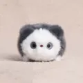 Süßes flauschiges Plüsch Cartoon Anhänger Spielzeug mit weichem grau-weißem Kunstfell für Taschen. - 10cm / Weiß