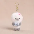 Simpatico portachiavi foca in peluche bianco e grigio peluche con pesciolino blu. - Pendente Foca che Tiene Pesce / Blu