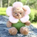 Süßer brauner Teddybär Plüschtier mit rosa Blumenkragen und grünem Körper weiche Puppe. - Blumenbär Rosa / Rosa