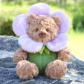 Süßes Blumen Teddybär Plüschtier, weicher brauner Bär mit lila Blüten und grünem Stiel. - Blumenbär - Lila / Lila