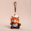 Porte-clés en peluche adorable panda roux avec toque de chef et bavoir, charmant accessoire. - Pendentif Petit Panda Roux