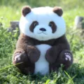 Niedlicher sitzender Riesenpanda Plüschtier, simuliertes Kuscheltier Puppe für Kinder Souvenir. - Moppeliger Panda - Braun / 28cm