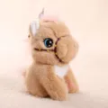 Schattig pluche paard met zachte bruine vacht, roze manen en blauwe geborduurde ogen voor kinderen. - Tan