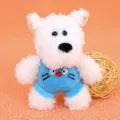 Süßer Welpe Plüschtier Schlüsselanhänger mit blauer Latzhose, weicher Taschen Anhänger Puppe. - Westie-Hund im blauen Katzenkostüm - 13 cm