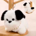 Schattige zwart-witte pluche hond sleutelhanger met parelketting en staart zwiepen functie. - Kwispelende puppy met parelketting - Wit ca. 13 cm/65 g
