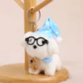 Schattige pluche puppy sleutelhanger met bril en blauwe muts, zachte tas hanger knuffel. - Welterusten puppy met bril - wit, ca. 8cm/27g