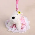 Delizioso portachiavi in peluche di cucciolo bianco con abito rosa e cordino per borsetta. - Gonna Ape Westie Rosa
