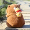 Süßes braunes Wasserschwein Plüschtier mit lustigem Brot Rucksack weiche Stoffpuppe Geschenk. - Baguette / 40CM / Rot