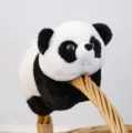 Detailaufnahme des Plüsch-Panda-Schnapparmbands mit flauschigem Fell am Korbhenkel präsentiert. - 18cm / Schwarz-Weißer Panda