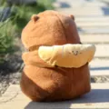 Braunes Kapibara Plueschspielzeug mit Brotzubehoer, weiche kuschelige Stofftier Puppe Geschenke. - Croissant-Rucksack-Stil / 40CM / Braun