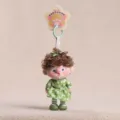 Simpatico portachiavi con bambola in peluche riccia e vestito floreale verde per zaini. - Marrone scuro