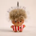 Portachiavi bambola di peluche carino con design di capelli appuntiti e vestiti a righe rossi e bianchi. - Marrone e Marrone