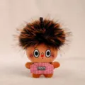Simpatico ciondolo bambola in peluche con capelli a punta, morbido portachiavi giocattolo. - Bambola Afro JS (Bottone di Stoffa) / Nero Marrone