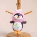 Simpatico portachiavi in peluche di pinguino con cappello rosa e pesce per la borsa. - Rosso rosa
