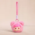Llavero de muñeca de vinilo de felpa lindo con capucha rosa y correa, accesorio de bolso. - Rosa rojo