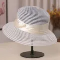 Vue détaillée d'un élégant chapeau de soleil en mesh blanc avec ruban et perles. - M (56-58cm) / Blanc