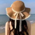 Chapeau de paille d'ete pour femme avec bord ondule et noeud en dentelle blanche. - M (56-58cm) / Kaki