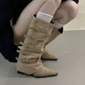 Botas altas de ante con cuña y punta fina para mujer, elegantes correas con hebillas. - 35 / Caqui