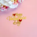 Gros plan détaillé de la magnifique décoration de gâteau Happy Valentine's Day dorée - Cœur Rouge Happy Valentine Day