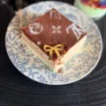 Dettaglio decorazione torta con fiocco in acrilico dorato, ideale per cupcake e dolci. - Fiocco / 5 Pezzi/Confezione
