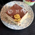 Quadratischer Schokoladenkuchen mit Monogramm-Muster und goldenem Acryl-Blumentortenaufsatz. - Markierte Blume 4 / 5er-Pack