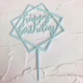 Detalle en primer plano del adorno de tarta de acrílico azul claro con diseño geométrico. - Azul claro
