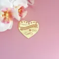 Détail de décoration de gâteau en cœur doré avec texte Happy Valentines Day et fleurs. - Cœur « Happy Valentine's Day » doré
