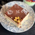 Dettaglio decorazione per torta in acrilico dorato su piatto da dessert decorato con motivo. - Fiore Piccolo Tagliato 4 / 5 Pezzi/Confezione