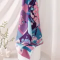 Primo piano dettaglio di foulard in seta con stampa artistica geometrica su supporto. - 86*86cm / Sogno nel Giardino dei Peri Viola