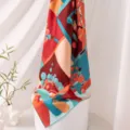 Elegante foulard in pura seta con stampa geometrica astratta, perfetto accessorio da donna. - 86*86cm / Sogno nel Giardino dei Peri Arancio