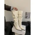Elegantes y modernas botas altas blancas de charol con punta puntiaguda y tacón de aguja. - 35 / Blanco Roto