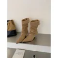 Botas slouchy de ante camello para mujer con tacón alto y punta fina muy elegantes. - 35 / Caqui