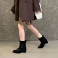 Bottes cavalières mi-mollet en daim pour femmes avec talons épais et boucles rétro. - 35 / Noir