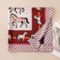 Sciarpa di seta lussuosa per donna 100% seta di gelso quadrata elegante stampa di cavalli. - FHZ26-90616-4 Orlato a mano - illustrazione cavallo portafortuna