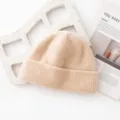 Berretto in maglia beige per l'inverno, cappello caldo in lana a coste con risvolto alla moda. - Taglia unica / Beige