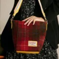 Harris Tweed wol schoudertas tote bag, stijlvolle rode bucket bag met contrasterende bies. - Kerstrood