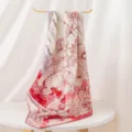 Elegante foulard in seta con stampa floreale rossa e bianca esposto su supporto dorato. - 86*86cm / Rosso Blu e Bianco Nebbioso