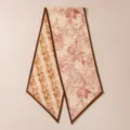 Vista dettagliata della sciarpa in seta stampata fronte retro con eleganti motivi floreali. - Doppia Faccia Caramello Floreale