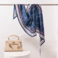 Detalle de bufanda de seda azul, elegante patron geometrico de rombos, estilo ligero. - Azul marino con borde geométrico